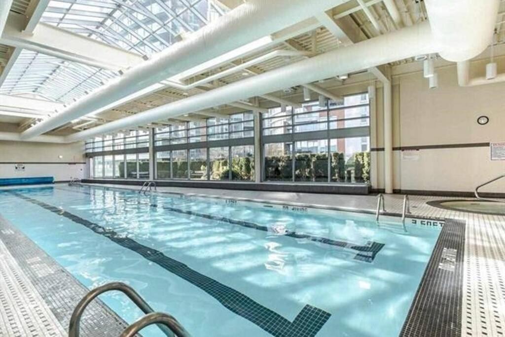 Lovely One-Bedroom Apartment With Pool, Hot Tub, And Gym In The Heart Of Downtown, Skytrain 3Min Away Ванкувър Екстериор снимка