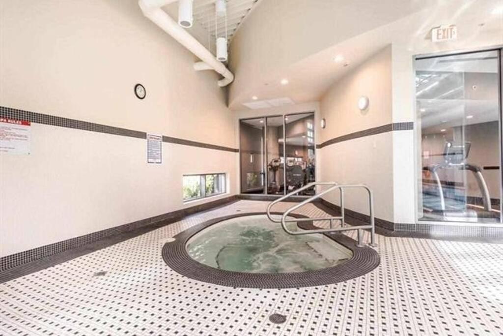 Lovely One-Bedroom Apartment With Pool, Hot Tub, And Gym In The Heart Of Downtown, Skytrain 3Min Away Ванкувър Екстериор снимка