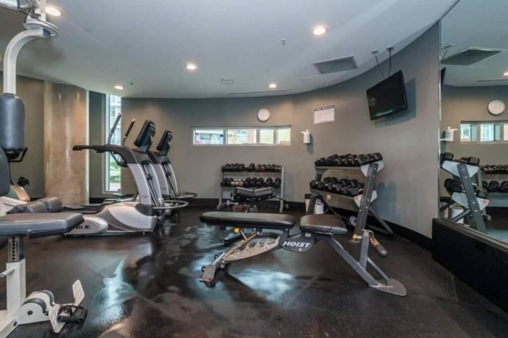 Lovely One-Bedroom Apartment With Pool, Hot Tub, And Gym In The Heart Of Downtown, Skytrain 3Min Away Ванкувър Екстериор снимка