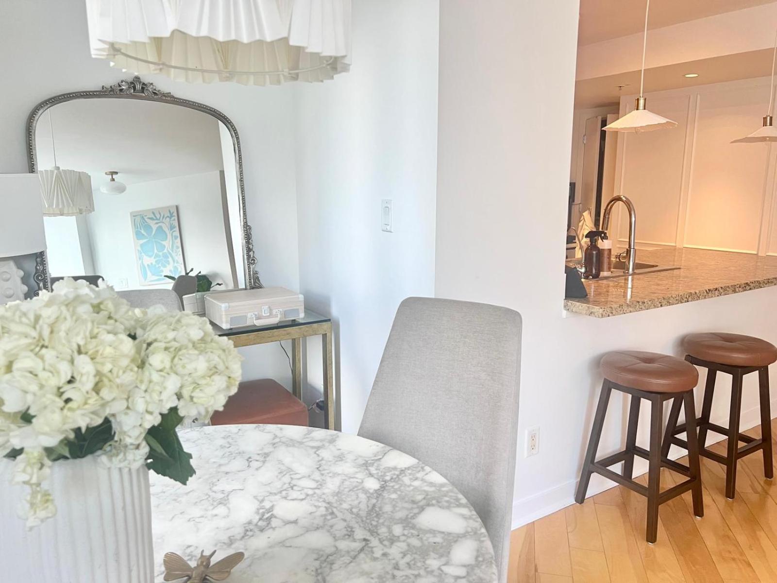 Lovely One-Bedroom Apartment With Pool, Hot Tub, And Gym In The Heart Of Downtown, Skytrain 3Min Away Ванкувър Екстериор снимка