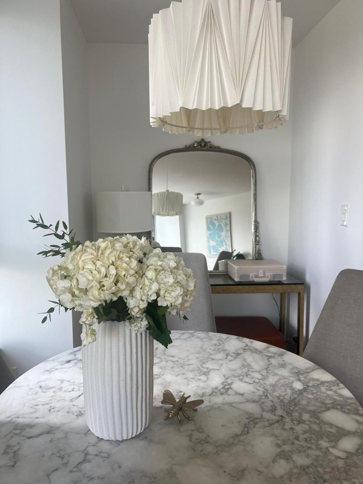 Lovely One-Bedroom Apartment With Pool, Hot Tub, And Gym In The Heart Of Downtown, Skytrain 3Min Away Ванкувър Екстериор снимка