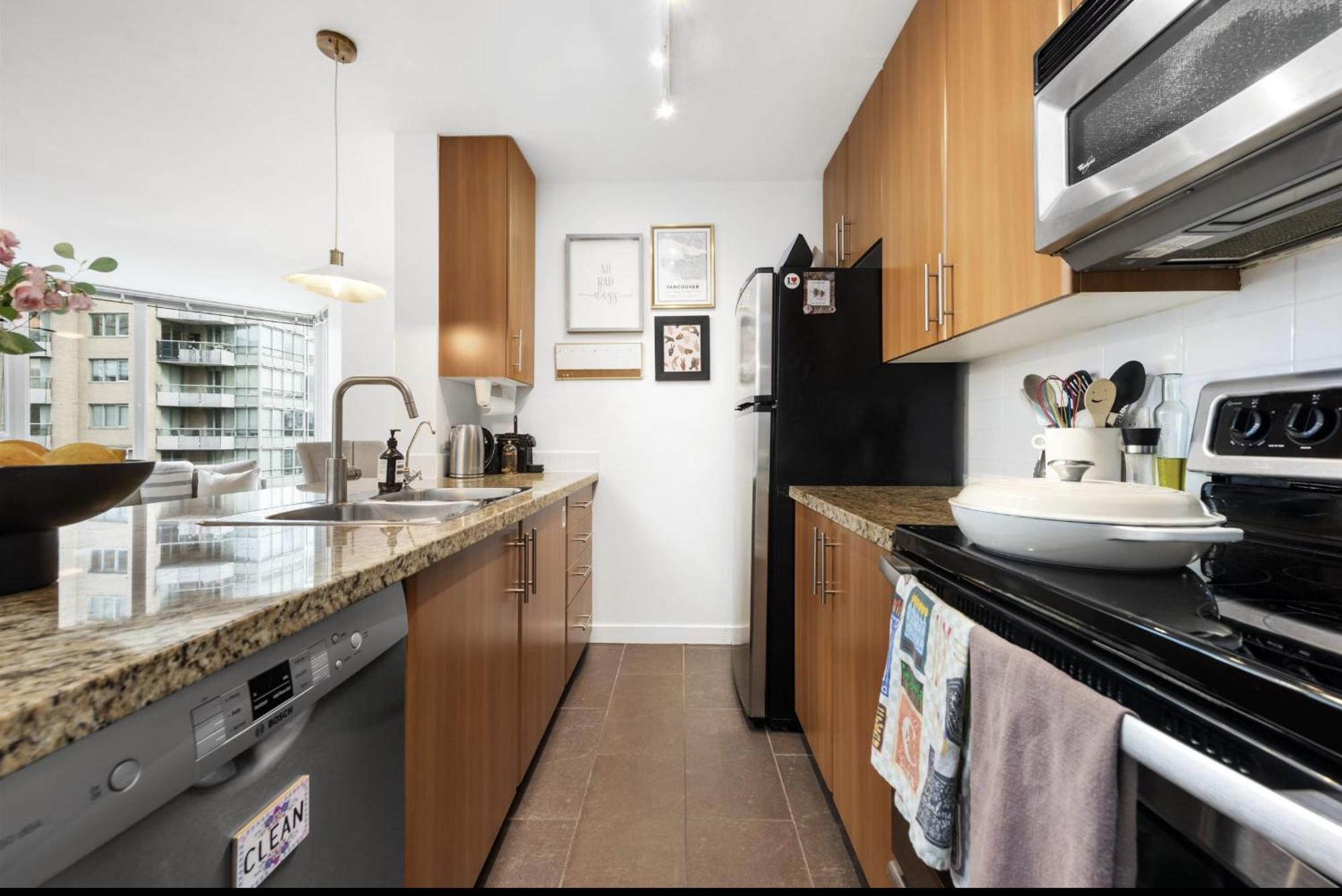 Lovely One-Bedroom Apartment With Pool, Hot Tub, And Gym In The Heart Of Downtown, Skytrain 3Min Away Ванкувър Екстериор снимка