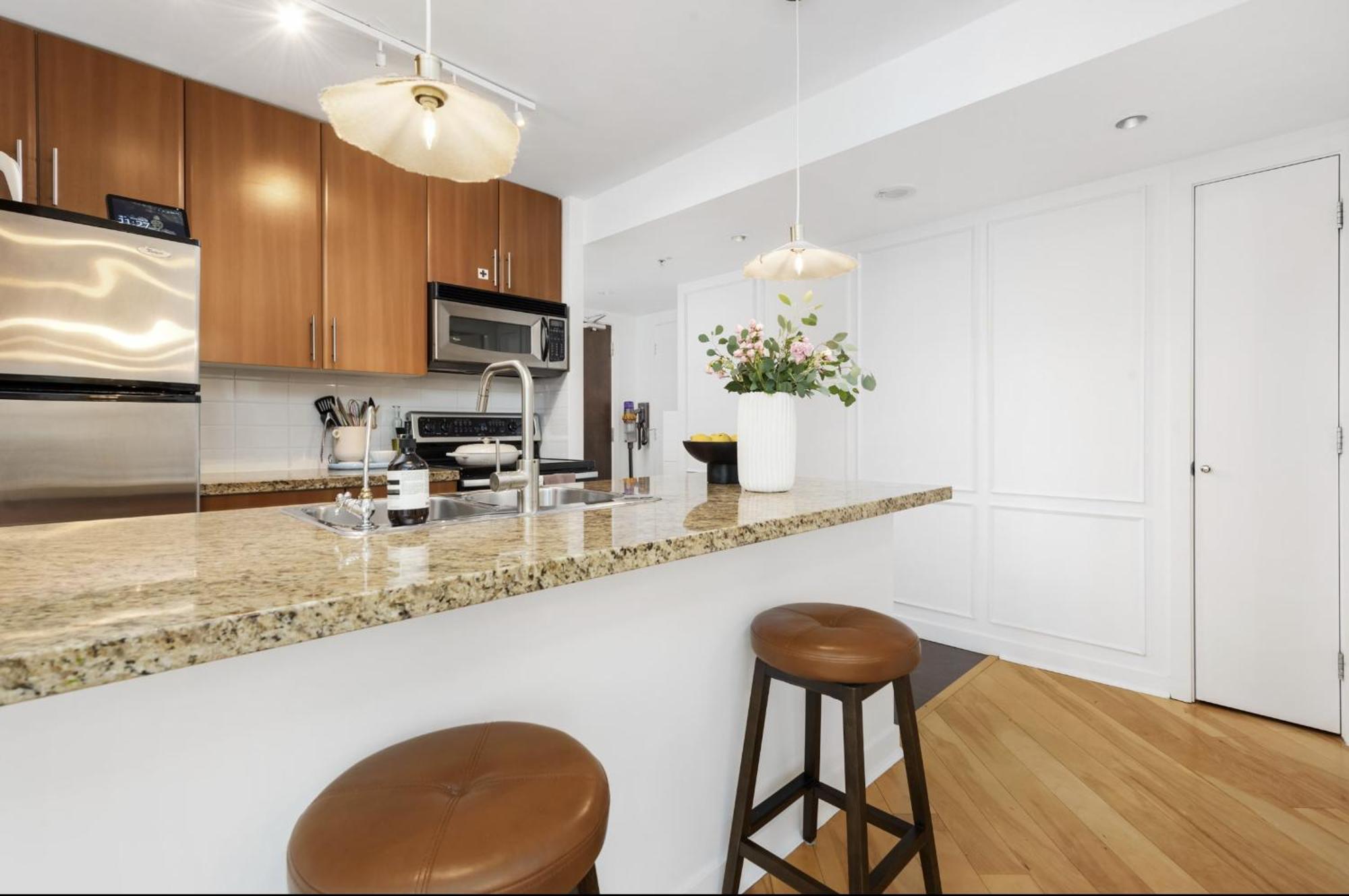 Lovely One-Bedroom Apartment With Pool, Hot Tub, And Gym In The Heart Of Downtown, Skytrain 3Min Away Ванкувър Екстериор снимка