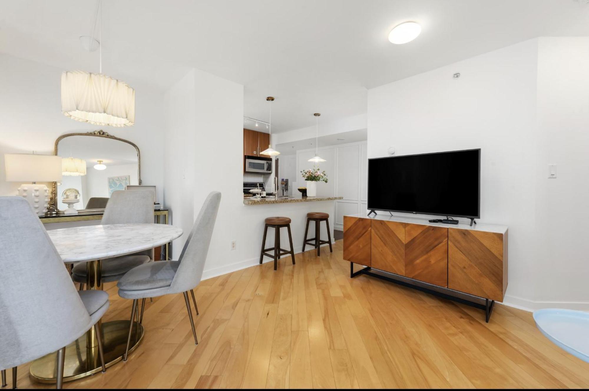 Lovely One-Bedroom Apartment With Pool, Hot Tub, And Gym In The Heart Of Downtown, Skytrain 3Min Away Ванкувър Екстериор снимка